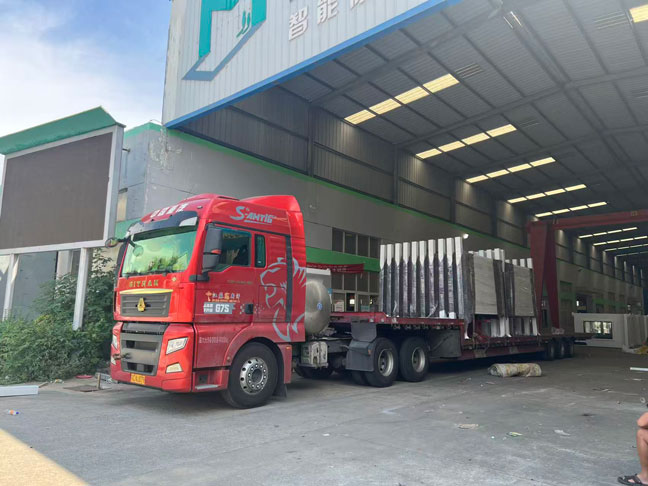江蘇美城街具為新疆定制公交候車(chē)亭第二批發(fā)貨案例